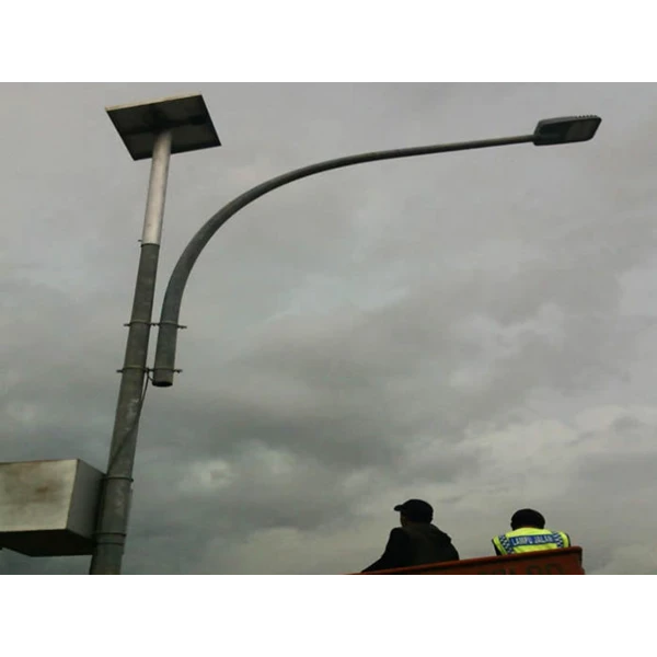Tiang Lampu Tenaga Surya oktagonal ornamen single parabol galvanis 